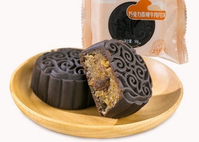 Bánh nướng Trung thu chocolate nhân thịt bò cay là một trong những loại  bánh trung thu kỳ lạ chỉ có ở Trung Quốc. Nhiều người cho rằng thịt bò và chocolate là hai món ăn hoàn toàn không hợp nhau. Nhưng một cửa hàng tại Trung Quốc đã kết hợp hai nguyên liệu “không đội trời chung” này vào một chiếc bánh trung thu có tên gọi đầy đủ là bánh nướng vỏ chocolate nhân thịt bò cay.